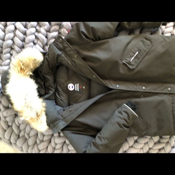 2020 Boys Large (14-16) Canada Goose Logan Parka. Currently priced online $850 - Picture 3 of 14